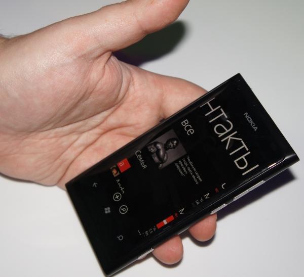 Nokia Lumia 800 в руках Nokia Lumia 800 в руках