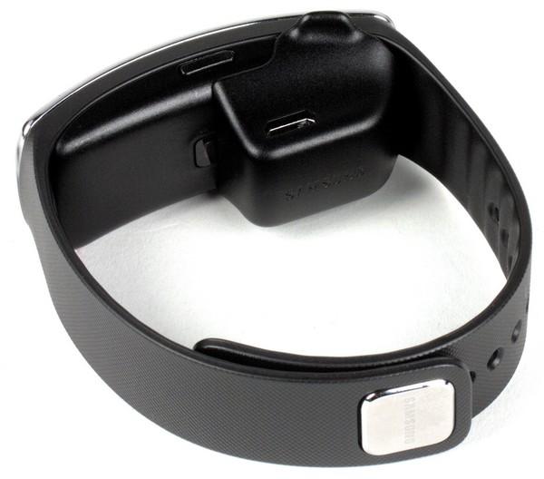 Умный браслет Samsung Gear Fit с док-насадкой