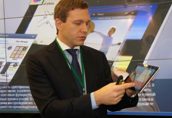 Samsung Galaxy Tab 8.9 в руке