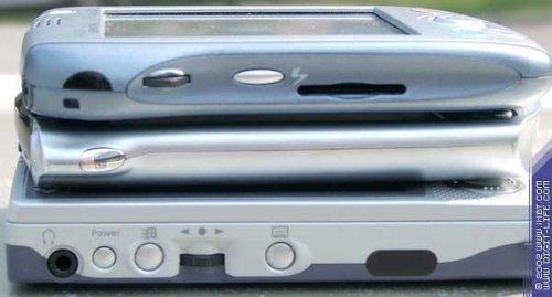Самый верхний КПК — Fujitsu Siemens Pocket LOOX, ниже — Compaq iPaq 3870, затем Casio E-125
