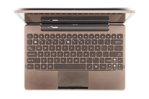 Вид сверху на док-станцию с подключеннымо планшетом Asus Eee Pad Transformer
