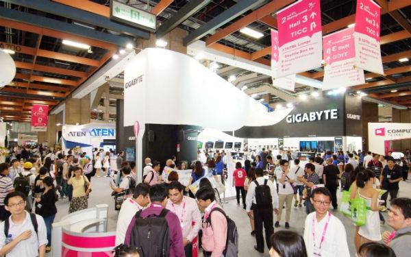 Посетители на выставке Mobile World Congress