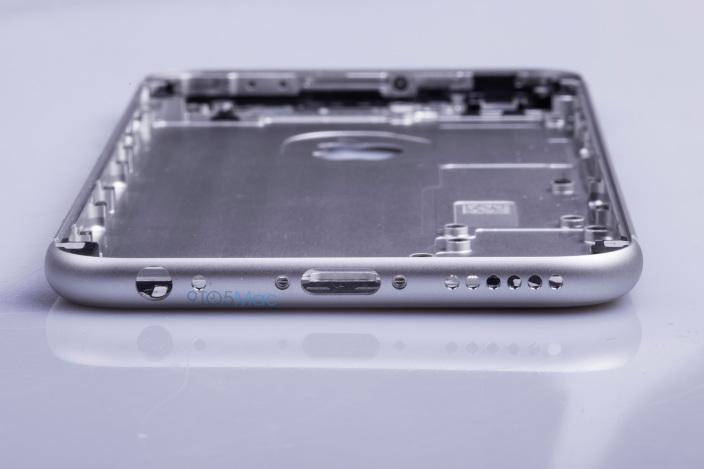Судя по снимкам, новая модель iPhone будет очень похожа на нынешнюю по форме и размерам