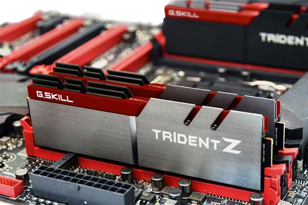 Интересной внешней чертой модулей DDR4 G.Skill Trident Z является цветная вставка в массивном алюминиевом радиаторе