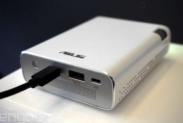 Габариты Asus E1Z вполне позволяют положить устройство в карман