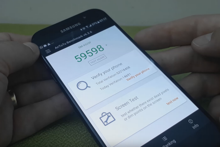 Смартфон Samsung Galaxy A5 очень похож на флагманов