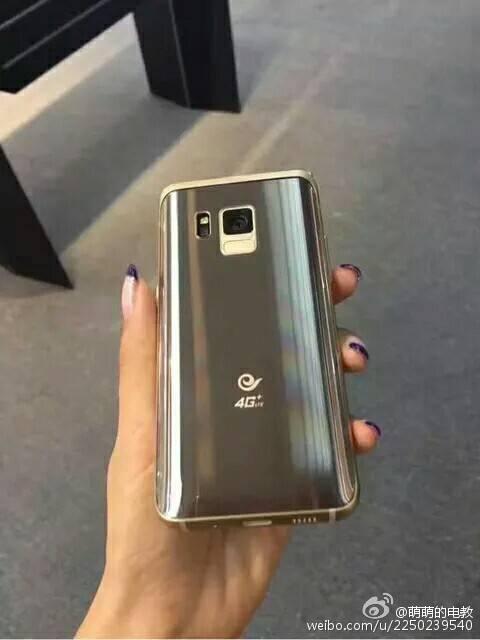 Опубликованы фотографии смартфона-раскладушки Samsung SM-W2017