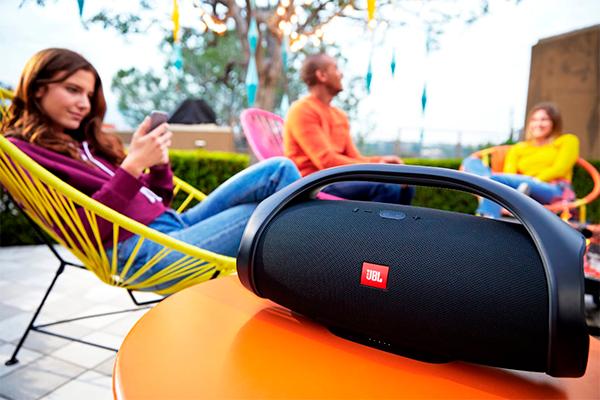 Пятикилограммовая портативная АС JBL Boombox работает без подзарядки 24 часа