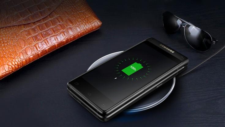 Смартфон Samsung Leadership 8 представляет собой раскладушку