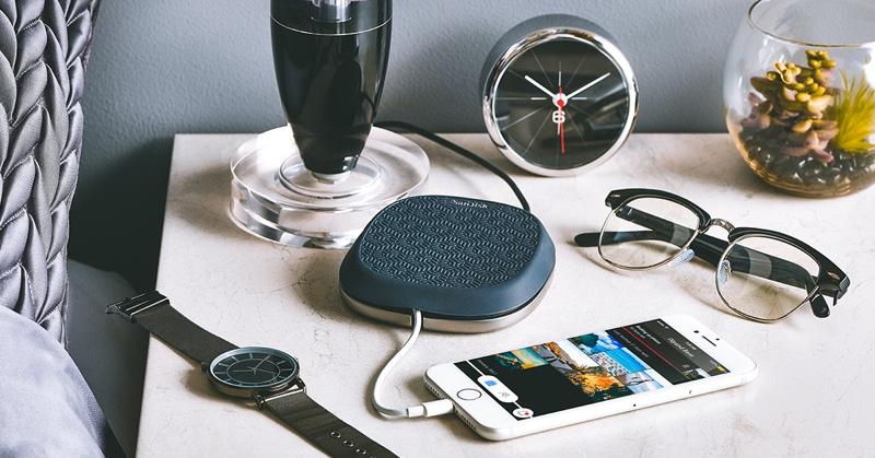 Устройство SanDisk iXpand Base служит для зарядки iPhone и синхронизации данных