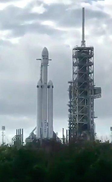 Falcon Heavy уже установлена на стартовой площадке