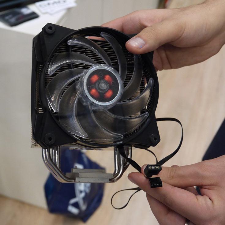 Вентиляторы MasterFan Pro типоразмера 120 и 140 мм оснащены многоцветной подсветкой