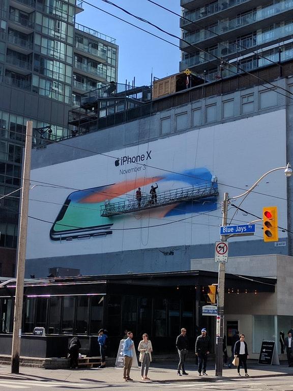 Рекламные щиты iPhone X, которые появились по всему миру, подтверждают, что смартфон должен выйти 3 ноября