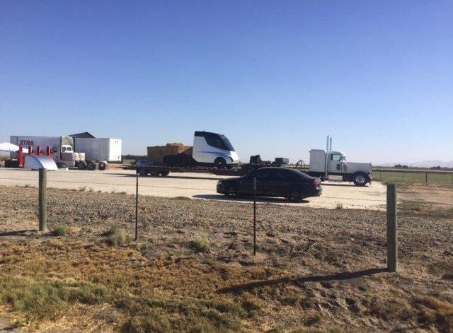 Грузовик Tesla Semi запечатлели в живую