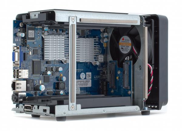 Внутреннее устройство Synology DS710+