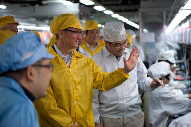 Тим Кук на фабрике Foxconn