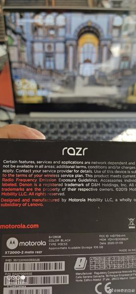Больше не прототип. Готовая к продаже раскладушка Motorola Razr позирует с необычной упаковкой, фото 3