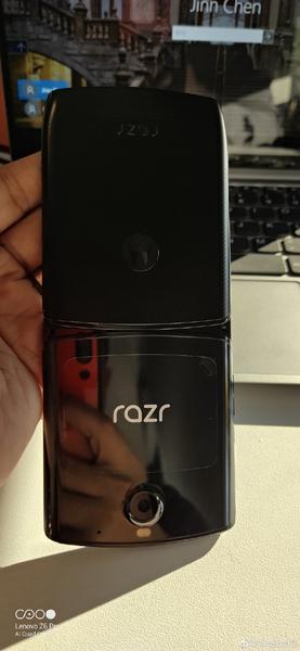 Больше не прототип. Готовая к продаже раскладушка Motorola Razr позирует с необычной упаковкой, фото 1