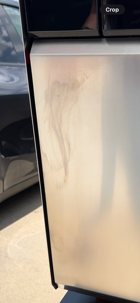 Новый владелец Tesla Cybertruck при покупке порезался об острую часть кузова и обнаружил явные дефекты в новой машине, фото 3