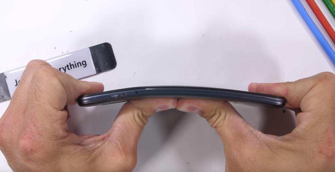Смартфон Xiaomi Pocophone F1 в испытаниях на прочность показал себя лучше, чем можно было ожидать