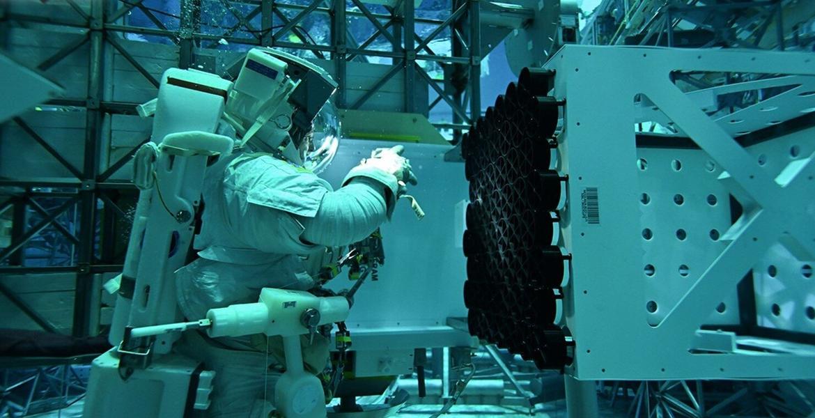 Астронавт Дон Петтит за фотосъёмкой макета телескопа NICER во время учений в NBL в NASA Johnson 16 мая 2024 года.Источник: NA
