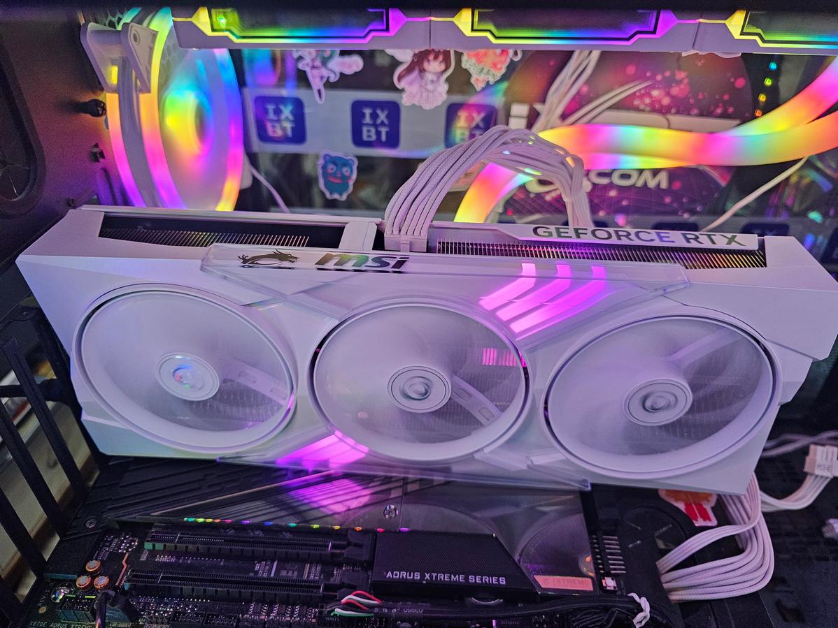 Графический адаптер MSI GeForce RTX 5070 Gaming Trio OC White крупным планом