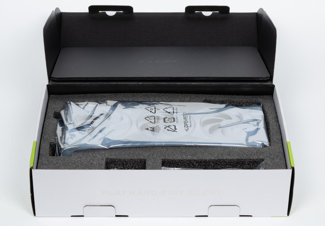 Фирменная упаковка графического адаптера MSI GeForce RTX 5070 Gaming Trio OC White