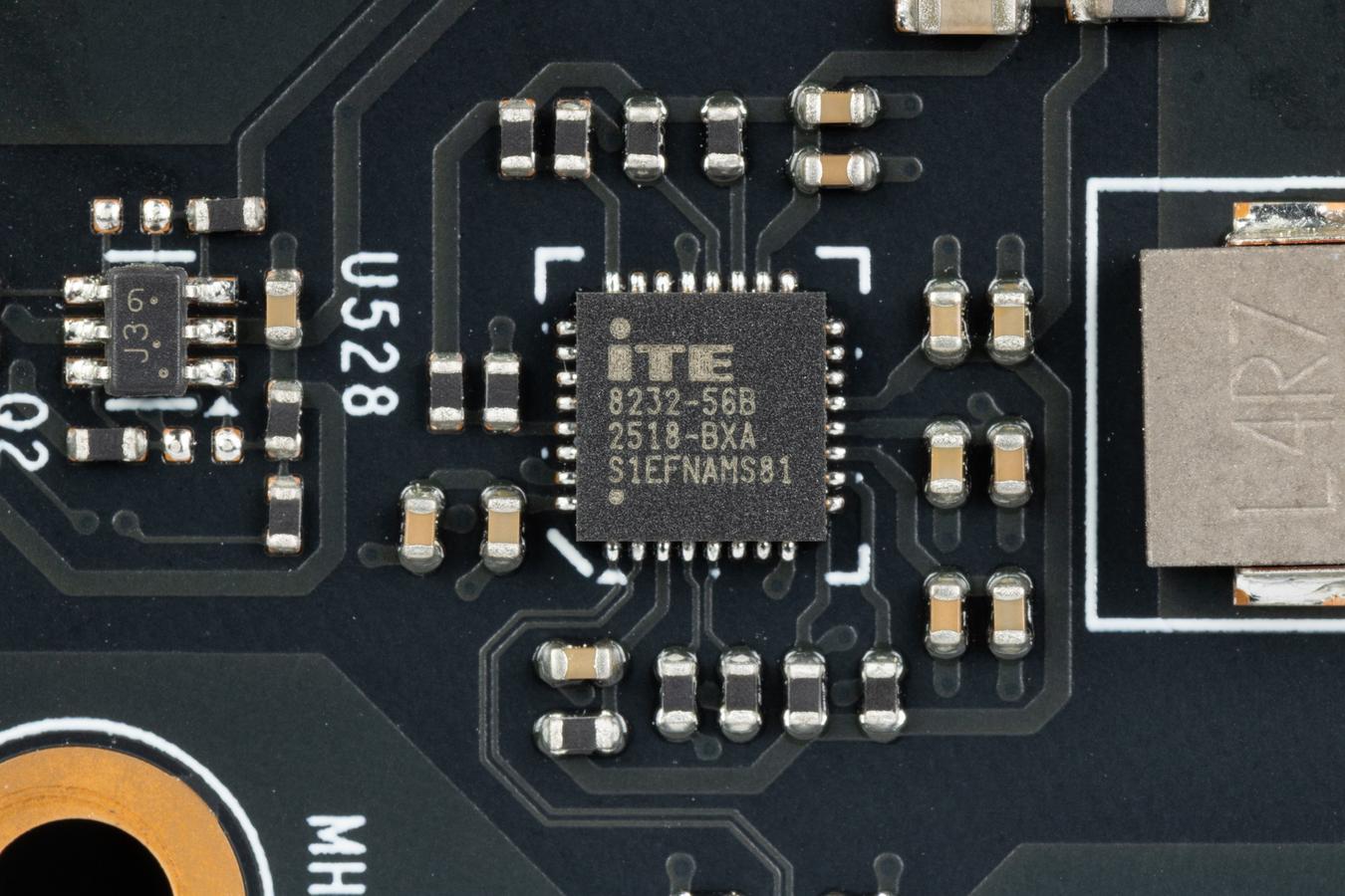 Контроллер подсветки на плате видеокарты MSI GeForce RTX 5070 Gaming Trio OC White