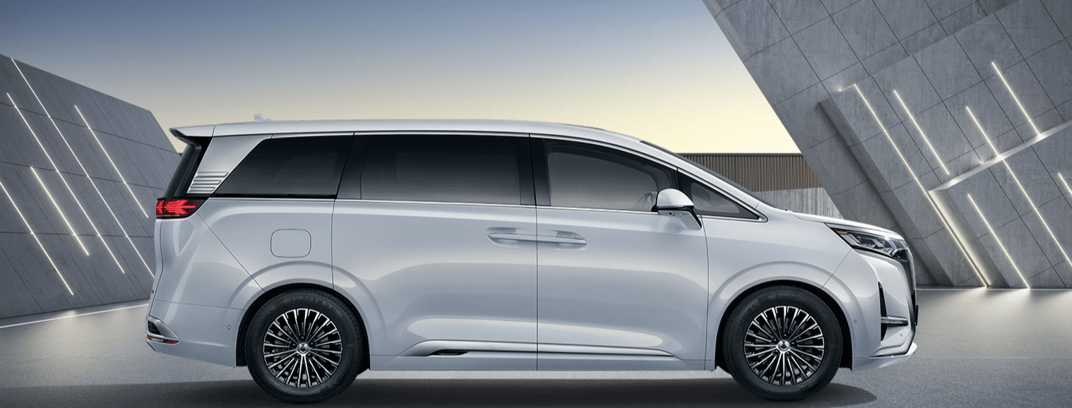 Популярное детище BYD и Mercedes-Benz и король минивэнов: менее чем за год выпущено более 100 000 Denza D9, фото 1