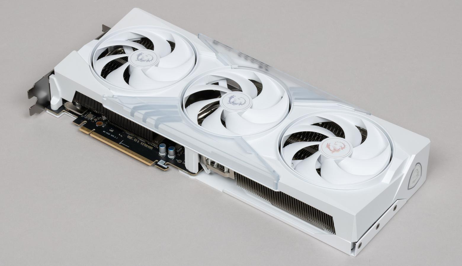 Общий вид видеокарты MSI GeForce RTX 5070 Gaming Trio OC White в сборе