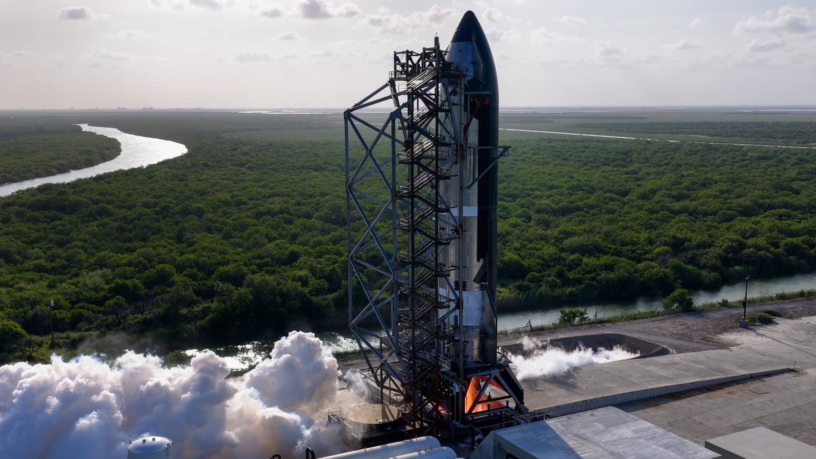 Самая большая ракета человечества — Starship V3 — может взлететь уже 16 июля. Впервые космический корабль запустит двухтонные спутники Starlink V3