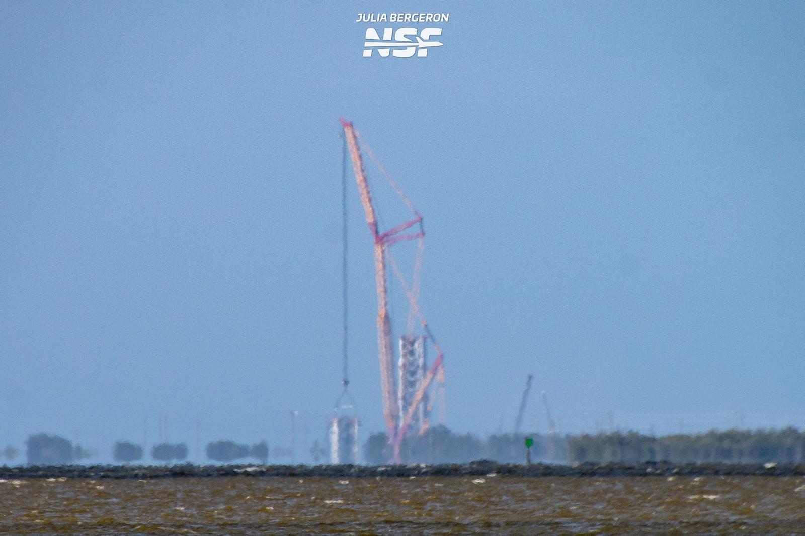 Самый мощный в мире кран строит первую башню Mechazilla на мысе Канаверал для Starship, а Blue Origin восстанавливает площадку для New Glenn