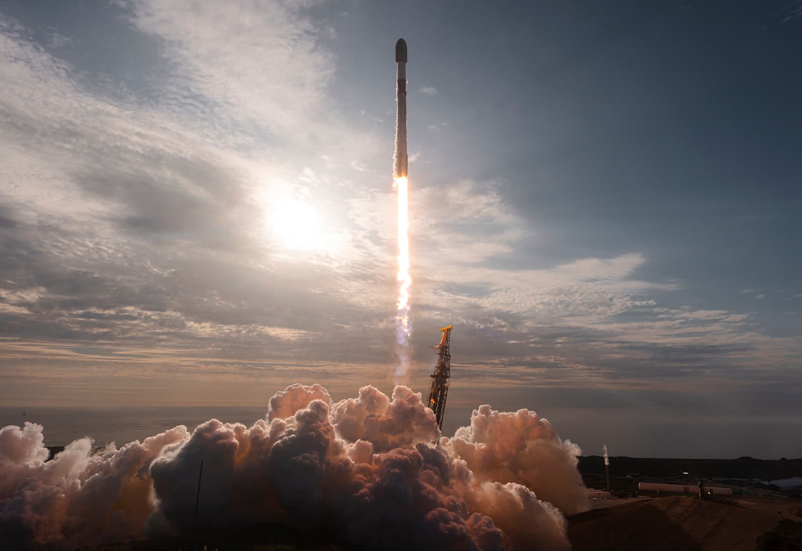SpaceX в 600-й раз запустила Falcon 9