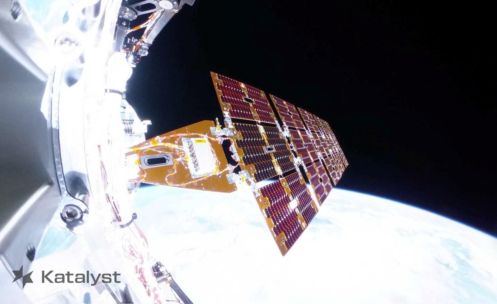 «Орбитальный спасатель» LINK преодолел сбои на пути к телескопу NASA: инженерам пришлось экстренно обновлять софт прямо на орбите, чтобы исправить поломку системы ориентации перед стыковкой с обсерваторией Swift