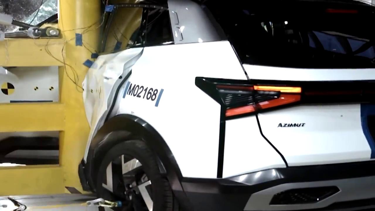 Впервые Lada получила боковые датчики удара: Lada Azimut успешно прошел краш-тест, которого могло и не быть