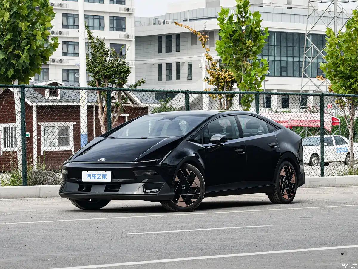 Дизайн как у Lamborghini, цена — всего 132 тыс. юаней (1,65 млн рублей), 228 л.с., просторный салон…