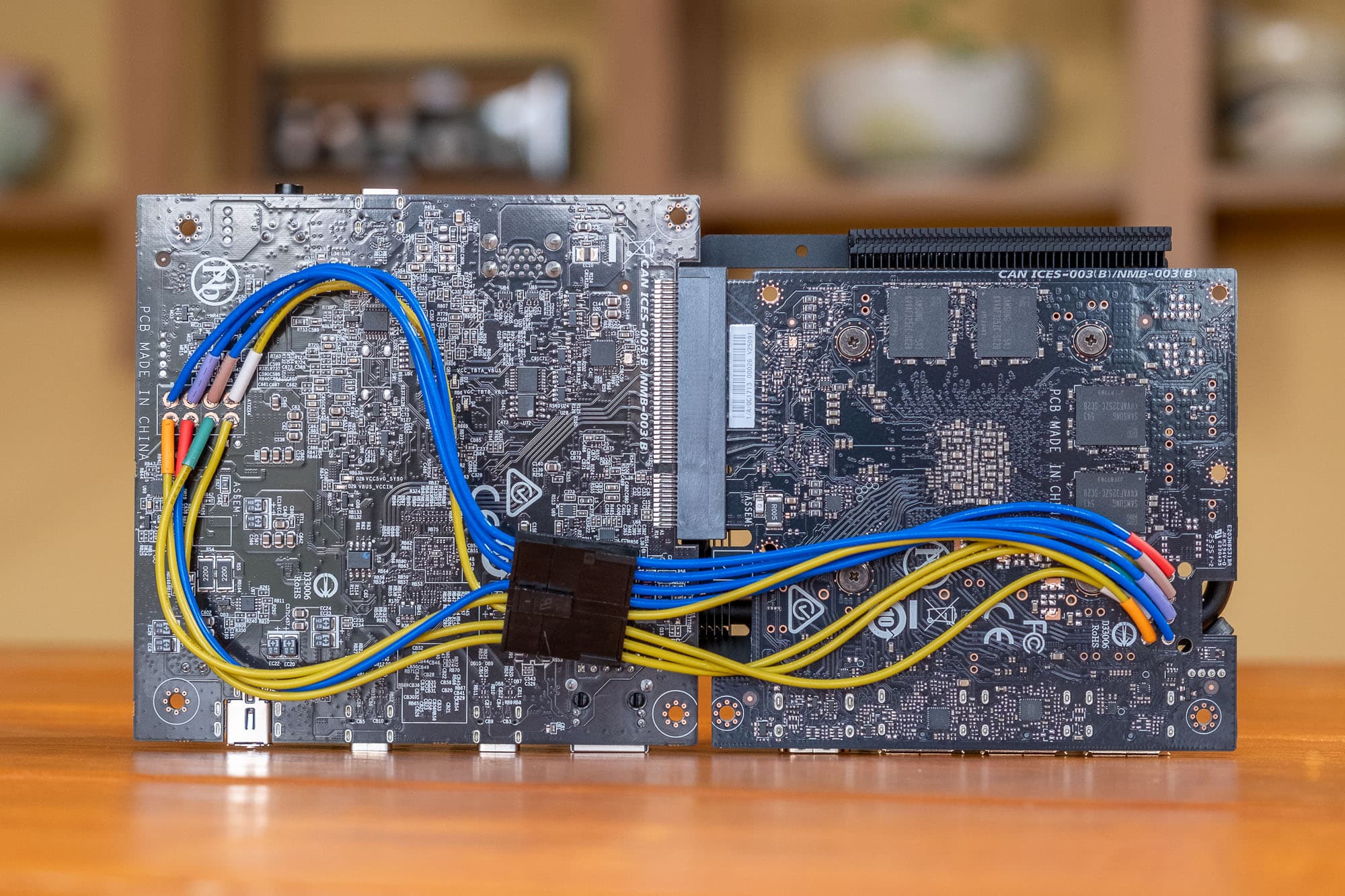 Внешняя видеокарта Gigabyte Aorus RTX 5060 Ti AI Box внутри