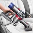 Компактный, но мощный аккумуляторный пылесос Dyson V8 Absolute.