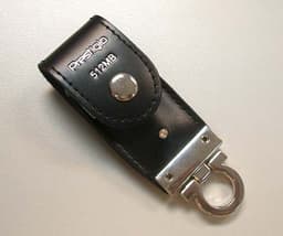 Prestigio «Leather» USB Flash Drive: флэш-диск в черном кожаном чехле