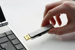 Две новые серии флэш-носителей Sony USB Micro Vault — уже в продаже
