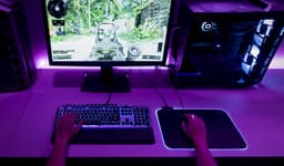 Периметр водоотталкивающего коврика для мыши Cooler Master MP750 украшен подсветкой