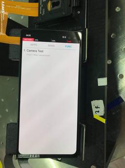 Появилось «живое» фото смартфона Samsung Galaxy S10+ с его двойной фронтальной камерой