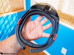 Гарнитура дополненной реальности Microsoft HoloLens 2 может появиться в течение года
