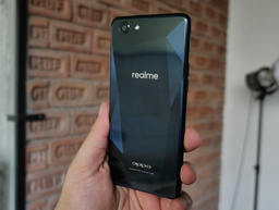 Смартфон Oppo Realme 1 узнает пользователя по лицу, но не по отпечатку пальца