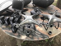 На новых снимках дрона DJI Phantom 5 хорошо виден контроллер и камера со сменным объективом