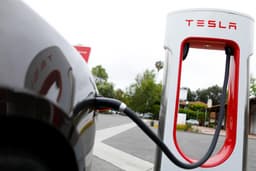 Tesla следует устранить «недостатки» в автопилоте 