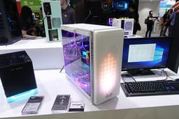 Разработчики превратили всю переднюю панель корпуса In Win 307 в дисплей