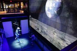 Samsung использовала настоящий тренажёр NASA для создания симулятора астронавта на Луне