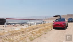 На заводе Tesla Gigafactory вспыхнул пожар