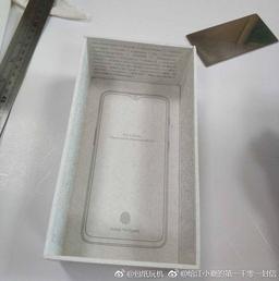 Появилась фотография упаковки смартфона OnePlus 6T